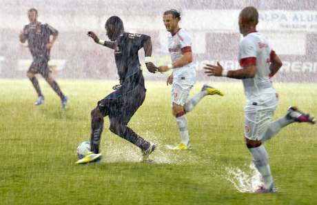 Chuva intensa prejudicou muito a qualidade do jogo, principalmente no primeiro tempo <p>Chuva intensa prejudicou muito a qualidade do jogo, principalmente no primeiro tempo</p>