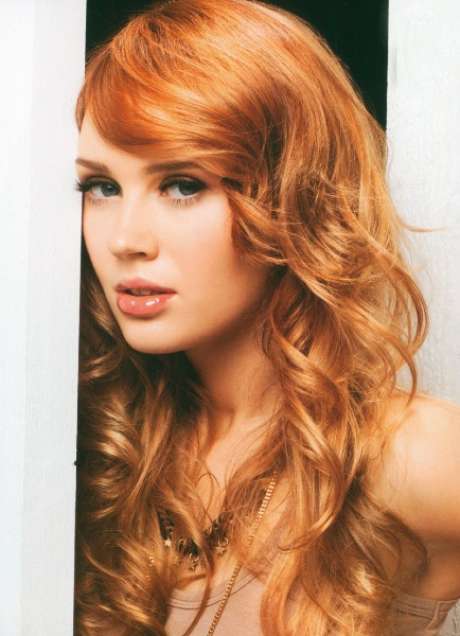 Fabio Salsa Hair <p>Melena a capas con puntas desfiladas, peinada con ondas suaves y escalonadas que juegan con los reflejos cobrizos dorados</p>