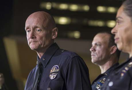 AP O comandante da polícia de Los Angeles, Andrew Smith (esq.), expressa suas condolências pela morte de um policial durante entrevista sobre o fim da caçada