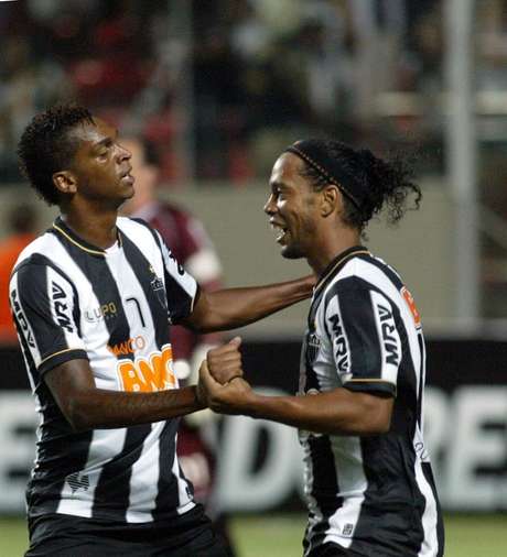 Jô felicita Ronaldinho, a grande estrela da noite em Belo Horizonte Jô felicita Ronaldinho, a grande estrela da noite em Belo Horizonte