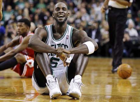 Garnett sorri após se chocar com Jimmy Butler durante vitória dos Celtics sobre os Bulls Garnett sorri após se chocar com Jimmy Butler durante vitória dos Celtics sobre os Bulls