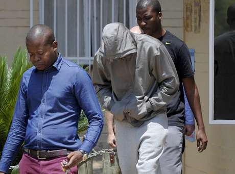 Pistorius deixa delegacia para exames; audiência será ainda nesta quinta-feira <p>Pistorius deixa delegacia para exames; audiência será ainda nesta quinta-feira </p>