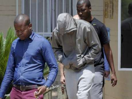 Pistorius deixa delegacia sul-africana escondendo o rosto nesta quinta-feira <p>Pistorius deixa delegacia sul-africana escondendo o rosto nesta quinta-feira</p>
