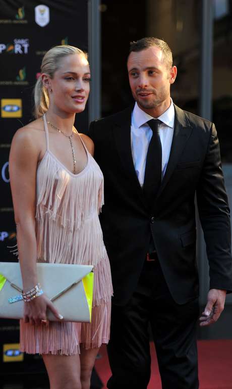 Reeva Steenkamp teria sido confundida por Pistorius e baleada em Pretória <p>Reeva Steenkamp teria sido confundida por Pistorius e baleada em Pretória</p>