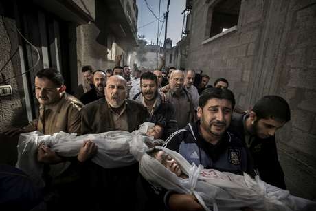 O sueco Paul Hansen ganhou o prêmio de melhor foto do ano com imagem do funeral de Suhaib Hijazi, 2 anos, e seu irmão Muhammad, 3 anos, em Gaza <p>O sueco Paul Hansen ganhou o prêmio de melhor foto do ano com imagem do funeral de Suhaib Hijazi, 2 anos, e seu irmão Muhammad, 3 anos, em Gaza</p>