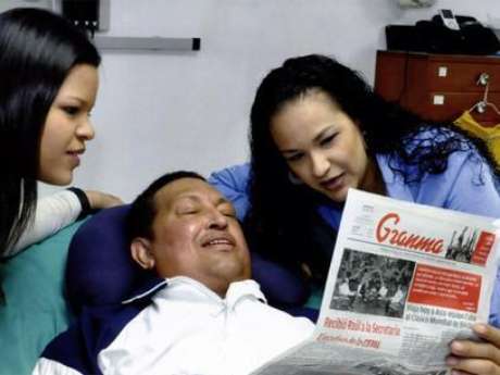 Chávez com as filhas, na primeira imagem divulgada depois de sua quarta cirugia em Cuba <p>Chávez com as filhas, na primeira imagem divulgada depois de sua quarta cirugia em Cuba</p>