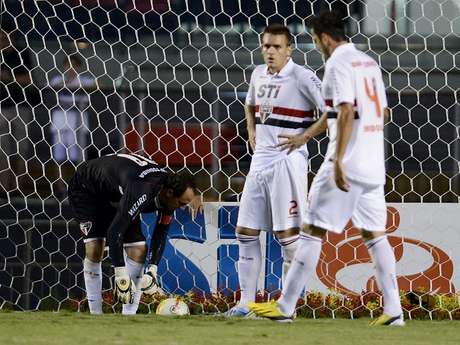 Ceni falhou, mas viu São Paulo vencer graças a gol de Ganso <p>Ceni falhou, mas viu São Paulo vencer graças a gol de Ganso</p>