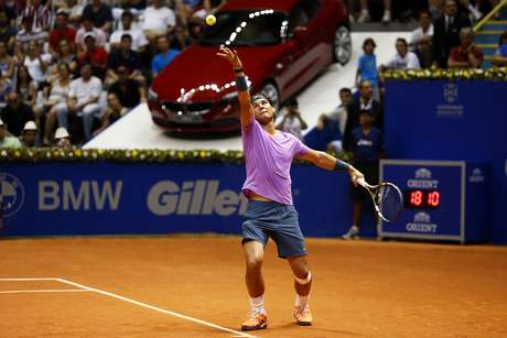 Nadal atua em São Paulo com faixa abaixo do joelho esquerdo <p>Nadal atua em São Paulo com faixa abaixo do joelho esquerdo</p>