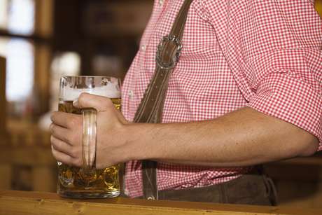 O estudo teria sido encomendado pela indústria de bebidas e afirma que beber cerveja pode fazer bem à saúde <p>O estudo teria sido encomendado pela indústria de bebidas e afirma que beber cerveja pode fazer bem à saúde</p>