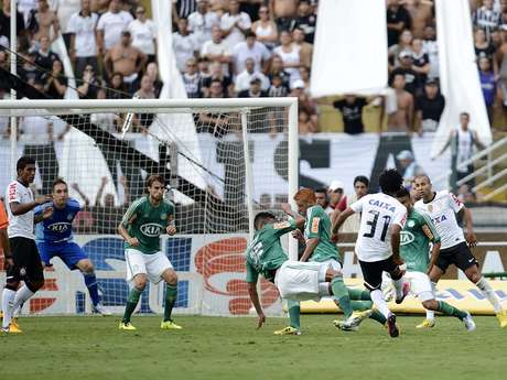 Romarinho recebeu passe de Alexandro Pato e, de chapa, acertou o chute para o segundo gol corintiano Romarinho recebeu passe de Alexandro Pato e, de chapa, acertou o chute para o segundo gol corintiano