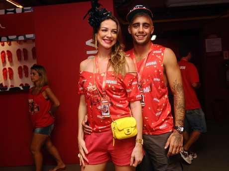 Luana Piovani e Pedro Scooby comemoraram dois anos de casados na Sapucaí Luana Piovani e Pedro Scooby comemoraram dois anos de casados na Sapucaí