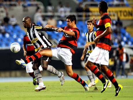 Bem marcado, Seedorf teve dificuldades para atuar no clássico Bem marcado, Seedorf teve dificuldades para atuar no clássico