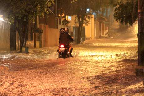 Chuva e alagamento na rua Donato Luongo, zona norte de São Paulo Chuva e alagamento na rua Donato Luongo, zona norte de São Paulo