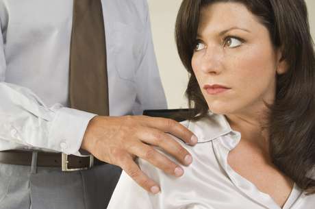 Getty Images El acoso sexual vertical se considera más grave que el ejercido entre compañeros y/o compañeras de trabajo.
