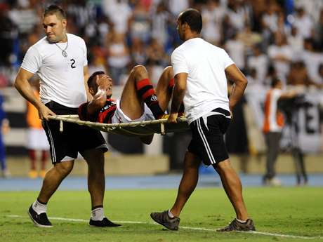 Hernane deixou o clássico com dores Hernane deixou o clássico com dores