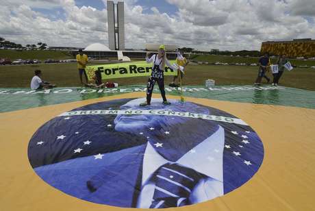 Antonio Cruz / Agência Brasil <p>Com bandeira gigante, grupo pede 'ordem no Congresso' com a saída de Renan</p>