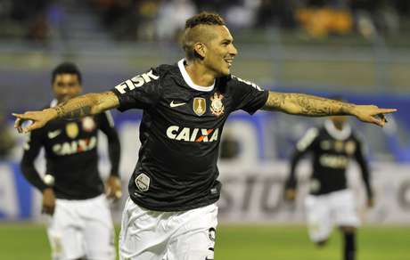 AFP en español Luego del gol de Guerrero, los aficionados del Corinthians lanzaron muchas bengalas y provocaron la muerte de un menor de dad.