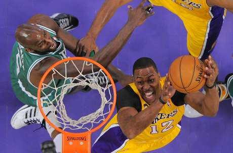 Dwight Howard alcançou o double-double de 24 pontos e 12 rebotes em vitória sobre o Boston Celtics <p>Dwight Howard alcançou o double-double de 24 pontos e 12 rebotes em vitória sobre o Boston Celtics</p>