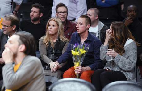 Familiares prestam homenagens a Jerry Buss em clássico diante dos Celtics <p>Familiares prestam homenagens a Jerry Buss em clássico diante dos Celtics</p>