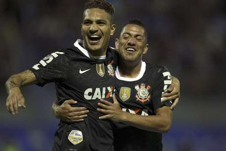 Artefato que acabou matando o torcedor do San José teria sido atirado logo após o gol marcado por Paolo Guerrero <p>Artefato que acabou matando o torcedor do San José teria sido atirado logo após o gol marcado por Paolo Guerrero</p>