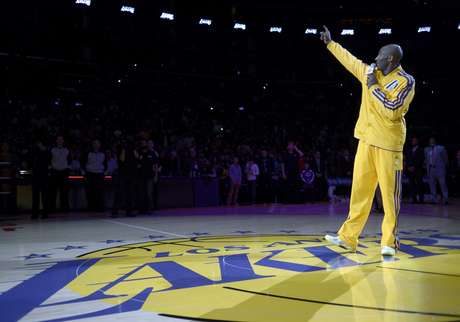 Antes da partida, o astro Kobe Bryant prestou homenagem a Buss <p>Antes da partida, o astro Kobe Bryant prestou homenagem a Buss</p>