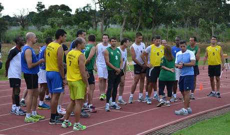 Árbitros recebem instruções do instrutor físico Paulo Camelo e da psicóloga Marta Magalhães Árbitros recebem instruções do instrutor físico Paulo Camelo e da psicóloga Marta Magalhães