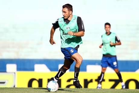 Em recuperação de lesão, Fábio Aurélio treinou com bola no Grêmio Em recuperação de lesão, Fábio Aurélio treinou com bola no Grêmio