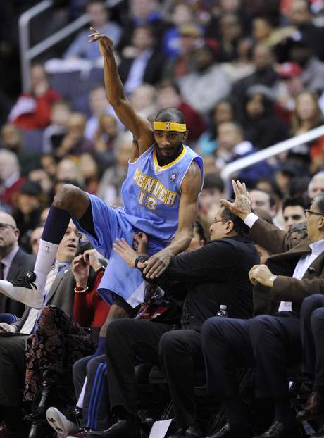 Corey Brewer cai sobre torcedores em derrota dos Nuggets <p>Corey Brewer cai sobre torcedores em derrota dos Nuggets</p>