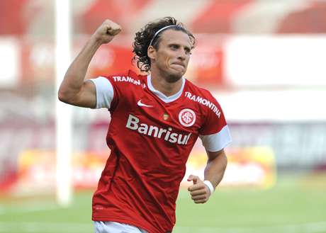 Forlán teve atuação decisiva no clássico contra o Grêmio, que colocou o Inter na semifinal do primeiro turno do Gaúcho <p>Forlán teve atuação decisiva no clássico contra o Grêmio, que colocou o Inter na semifinal do primeiro turno do Gaúcho</p>