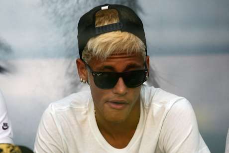 Neymar tem contrato com o Santos até a Copa do Mundo de 2014 <p>Neymar tem contrato com o Santos até a Copa do Mundo de 2014</p>