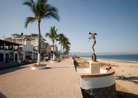 Turismo de Puerto Vallarta Los viajeros de negocios podrán ir y regresar el mismo día con la modalidad VoyVuelvo. En la foto, el malecón de Puerto Vallarta.