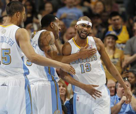 Corey Brewer é parabenizado por companheiros durante vitória dos Nuggets sobre os Lakers Corey Brewer é parabenizado por companheiros durante vitória dos Nuggets sobre os Lakers