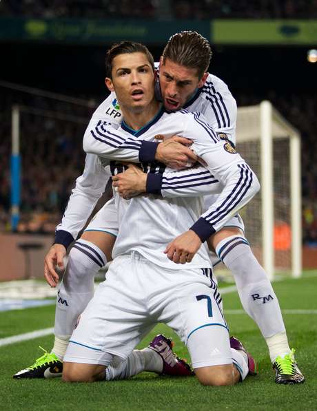 Cristiano Ronaldo é felicitado pelo capitão Sergio Ramos após abrir o placar Cristiano Ronaldo é felicitado pelo capitão Sergio Ramos após abrir o placar