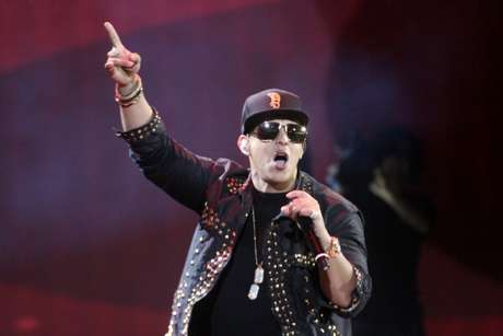 EFE/Getty Images <p>Daddy Yankee después de cantar sale cojeando.</p>