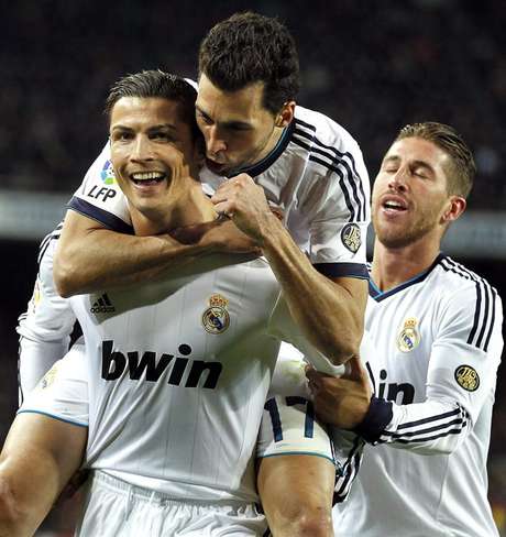 EFE Cristiano Ronaldo marcó un doblete el triunfo de Real Madrid 3-1 en cancha del Barcelona, en la vuelta de la semifinal de la Copa del Rey.