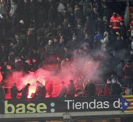 Torcedores do Real Madrid arremessaram sinalizador contra rivais do Barcelona Torcedores do Real Madrid arremessaram sinalizador contra rivais do Barcelona