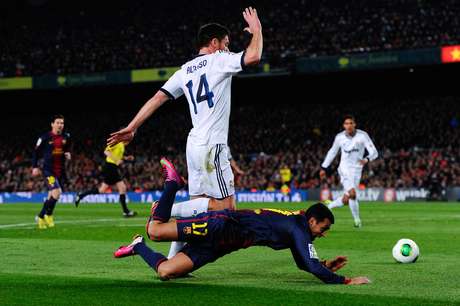 Catalães reclamaram de suposto pênalti de Xabi Alonso em Pedro <p>Catalães reclamaram de suposto pênalti de Xabi Alonso em Pedro</p>
