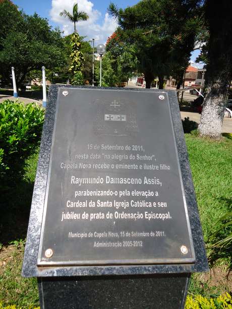Placa da praçaa de Capela Nova em homenagem a Raymundo Damasceno, um de seus cidadãos mais ilustres Placa da praçaa de Capela Nova em homenagem a Raymundo Damasceno, um de seus cidadãos mais ilustres