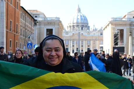 Irmã Zélia Ramires levou a bandeira do Brasil para a Praça São Pedro <p>Irmã Zélia Ramires levou a bandeira do Brasil para a Praça São Pedro</p>