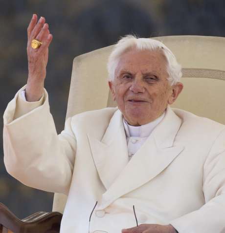 EFE en español El papa Benedicto XVI saluda a los peregrinos congregados en la plaza de San Pedro, durante la última audiencia pública de su pontificado, en la Ciudad del Vaticano, en el Vaticano.