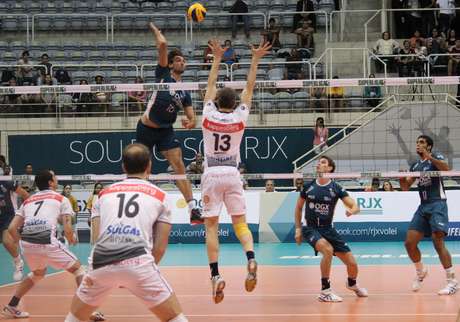 Time carioca venceu rival gaúcho com parciais de 25/22, 25/21 e 28/26 <p>Time carioca venceu rival gaúcho com parciais de 25/22, 25/21 e 28/26</p>