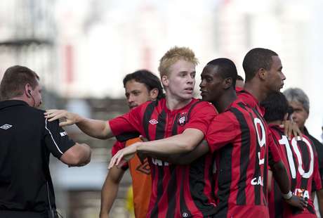 Atlético-PR venceu na despedida do primeiro turno do Paranaense <p>Atlético-PR venceu na despedida do primeiro turno do Paranaense</p>