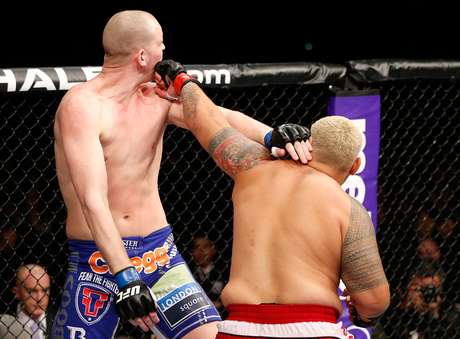 Mark Hunt, de 1,78 m, nocauteou Stefan Struve, 2,13 m <p>Mark Hunt, de 1,78 m, nocauteou Stefan Struve, 2,13 m</p>