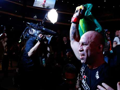 Wanderlei entrou com a bandeira do Brasil e foi aclamado pelo público <p>Wanderlei entrou com a bandeira do Brasil e foi aclamado pelo público</p>