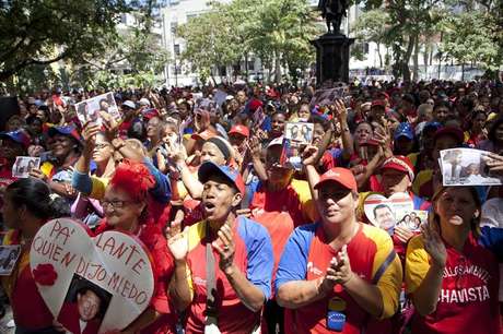 Boris Vergara / EFE en español Decenas de chavistas provenientes del estado Guárico (centro) y de Caracas se reunieron en las cercanías del Hospital Militar para cantar y gritar consignas de apoyo a Chávez.