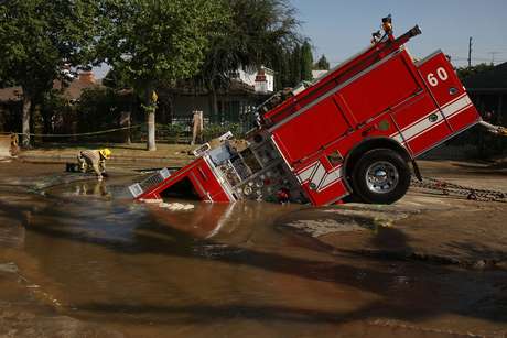 Getty Images <p>Mientras, el 8 de septiembre de 2009, un camión de 22 toneladas del Departamento de Bomberos de Los Ángeles cayó en un socavón en el vecindario de Valley Village. Los bomberos respondían a una llamada de emergencia por una inundación en una calle residencial cuando el chofer vio una gran cantidad de agua en la oscuridad. El chofer estaba retrocediendo cuando el camión cayó en el hoyo, causado por una fractura de tubería de 6 pulgadas de hierro fundido. Aunque los bomberos no resultaron heridos, sin duda, fue un gran susto.</p>
