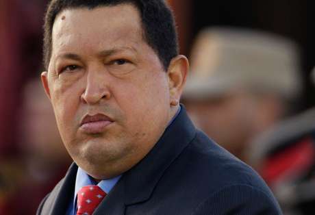 AP <p>Chávez, reelegido en los comicios de octubre pasado para un nuevo mandato (2013-2019), lleva dos semanas en el hospital militar sin que el Gobierno haya comentado detalles sobre la evolución de su cáncer.</p>