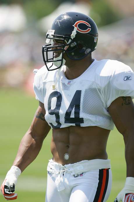 Brendon Ayanbadejo, jogador de futebol americano, defende casamento gay porque acredita que todo mundo 'tem um amigo, parente ou colega de trabalho homossexual', e todos merecem 'um tratamento igualitário' <p>Brendon Ayanbadejo, jogador de futebol americano, defende casamento gay porque acredita que todo mundo 'tem um amigo, parente ou colega de trabalho homossexual', e todos merecem 'um tratamento igualitário'</p>