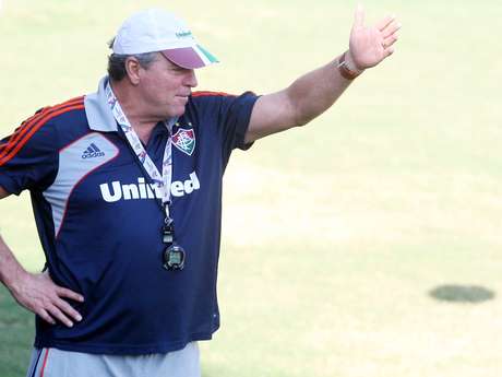 Abel Braga tentou corrigir posicionamento da zaga do Flu para jogo contra o Huachipato <p>Abel Braga tentou corrigir posicionamento da zaga do Flu para jogo contra o Huachipato</p>