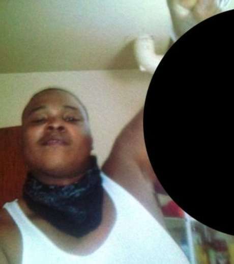 Reproducción/huffingtonpost Bashid McLean y la foto de la cabeza de su madre.